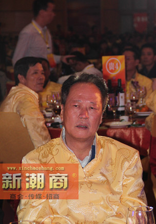 星河地产的董事长黄楚龙在主桌就座