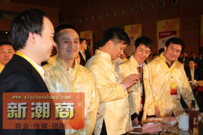 青委会领导成员在亲切交谈