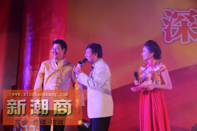 主持人提问，李奕标会长谈笑风生