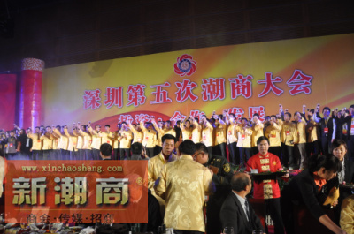 青委会代表团上台祝酒