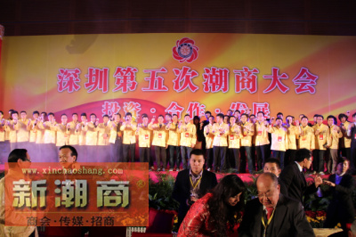 青委会代表团向老一辈致敬