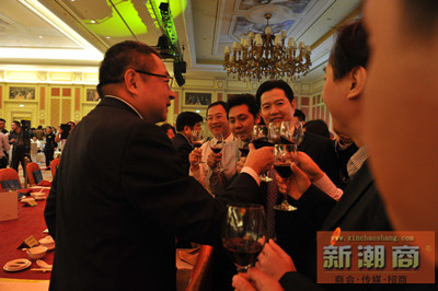 代表团相互敬酒