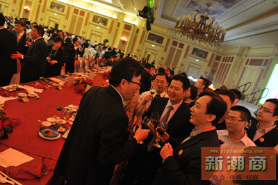 代表团相互敬酒