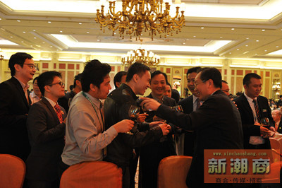 代表团相互敬酒