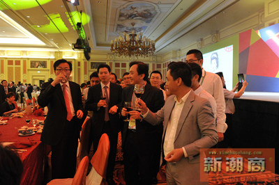 嘉宾在现场相互敬酒