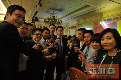 嘉宾在现场相互敬酒