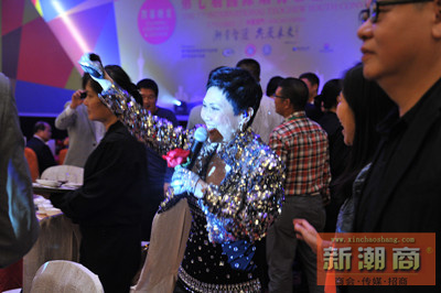 代表团表演节目现场