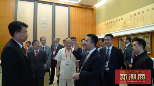 温纯青会长向潮商企业家介绍客家商会发展模式