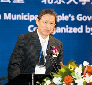 联合国环境规划署金融行动机构特别顾问末吉竹二郎