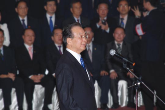  温家宝总理向泰国各界华人华侨代表发表讲话。