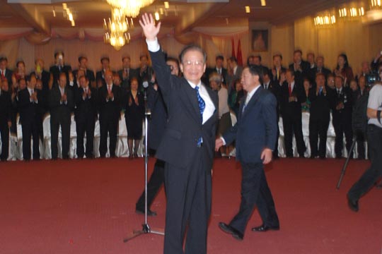 温家宝总理向泰国各界华人华侨致意