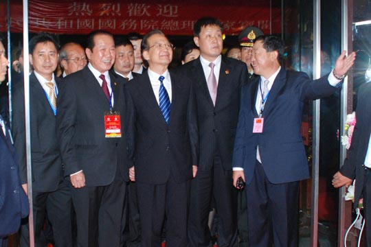 在本会主席刘锦庭的陪同下，温家宝总理抵达泰国中华总商会大楼