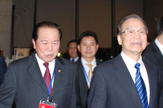  温家宝总理同本会主席刘锦庭亲切交谈。