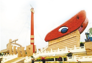 一批又一批的潮汕人乘坐红头船飘洋过海，经商谋生