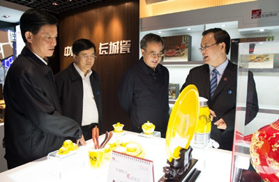 中共中央政治局委员、广东省委书记胡春华（右2）、潮州市委书记许光（左2）、潮州市长李庆雄（左1）在长城集团董事长蔡廷祥（右1）的陪同下参观长城瓷。