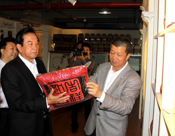 海协会会长陈云林携同夫人视察中丝园 