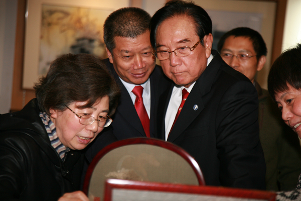 海协会陈云林会长视察庆鹏旗下刺绣研究所 