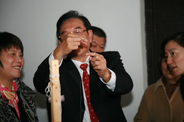 海协会陈云林会长视察庆鹏旗下刺绣研究所 